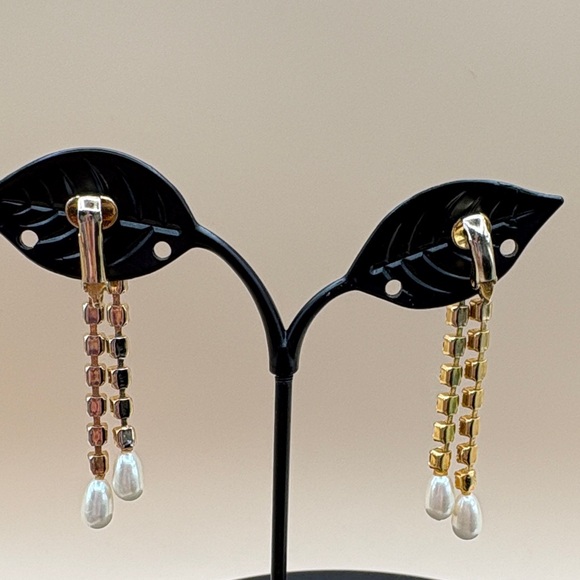 Vintage Rhinestone and faux Pearl Dangle Clip-on Earrings - Picture 3 of 4